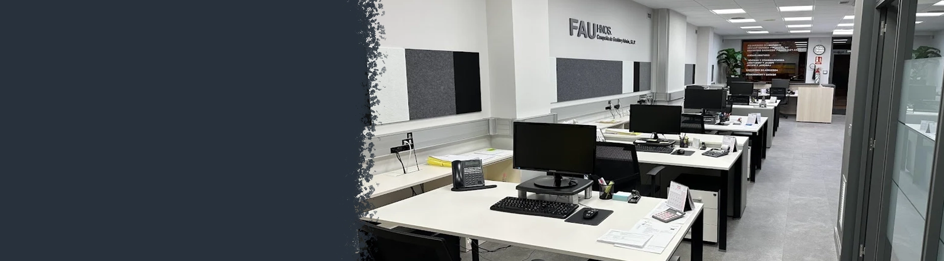 Oficina con mesas con ordenadores