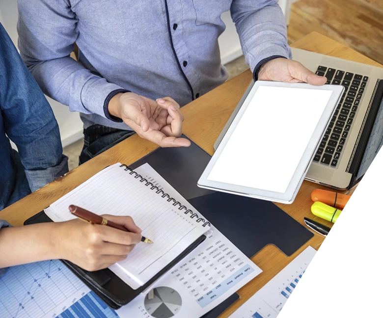 manos de hombres con block y tablet con papeles