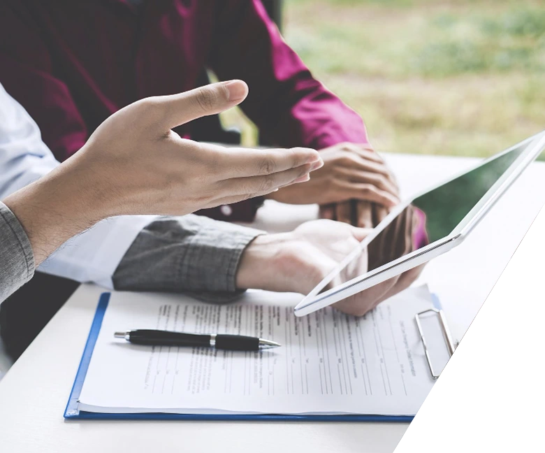 manos mirando tablet con carpeta con documento
