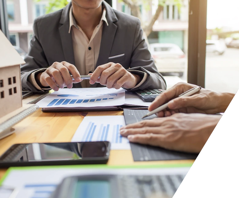 dos personas mirando papeles, gráficos con calculadora